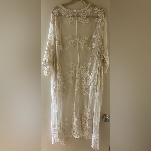 Gorgeous ivory lace duster - Picture 9 of 9